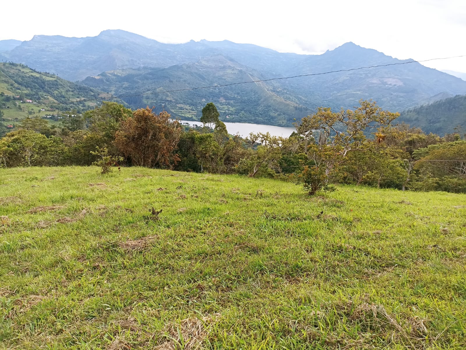 VENDO  LOTE  con hermosa Vista a la Represa de Chivor EN GARAGOA 